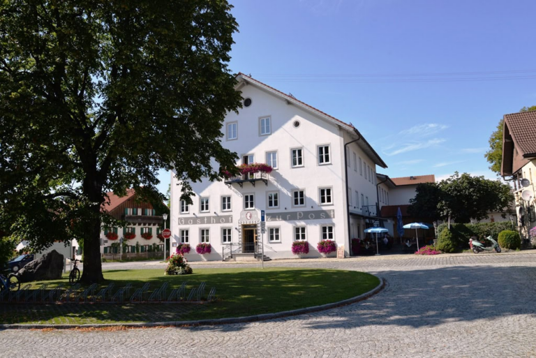 rathausplatz mit rathaus